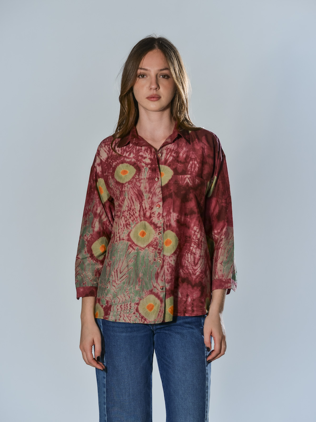Camicia oversize Raga in cotone e seta bordeaux, con colletto a uomo, sette bottoni foderati e manica lunga con polsino basso – capo artigianale leggero