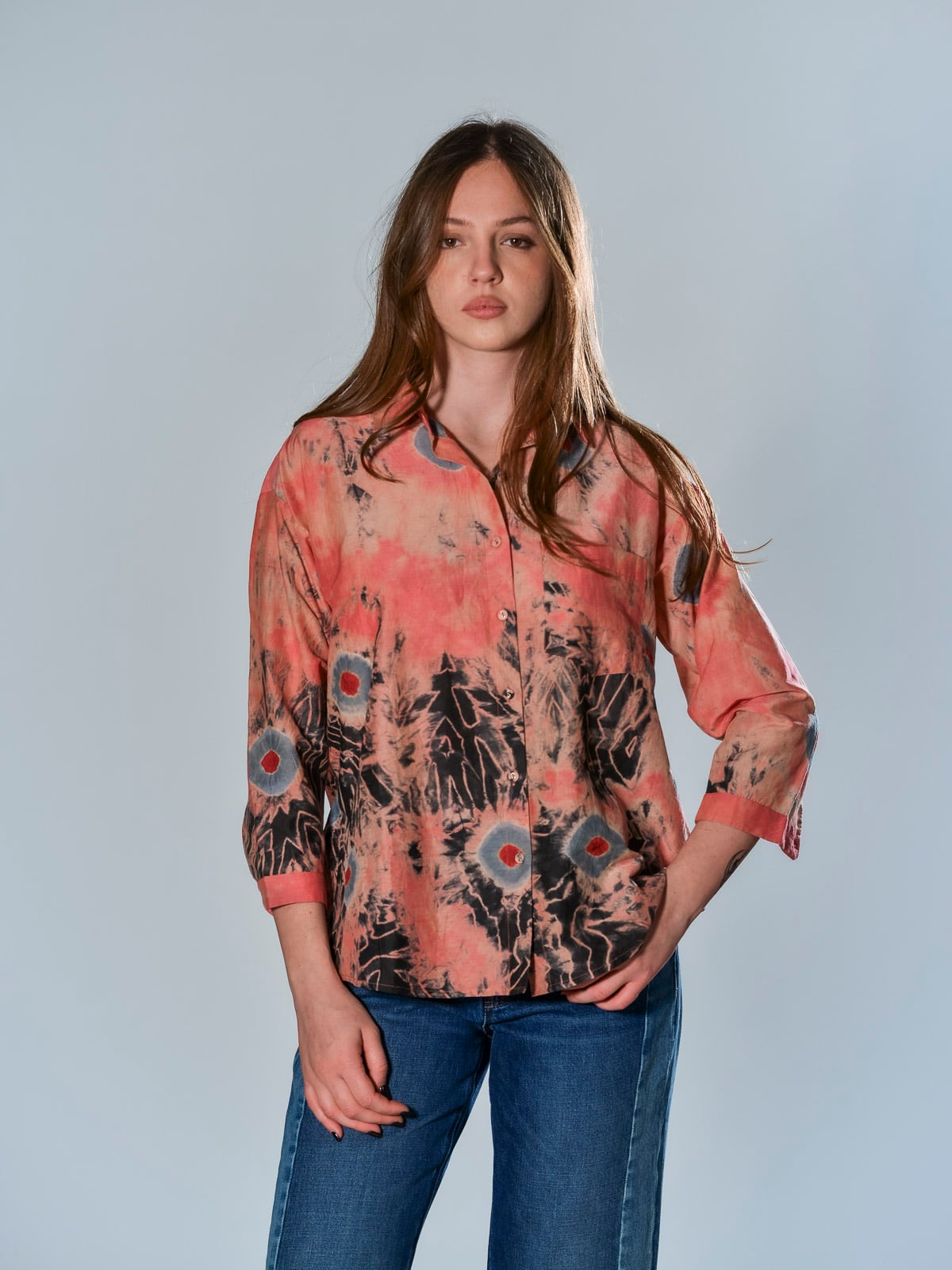 Camicia oversize Raga in cotone e seta rosa, con colletto a uomo, sette bottoni foderati e manica lunga con polsino basso – capo artigianale leggero