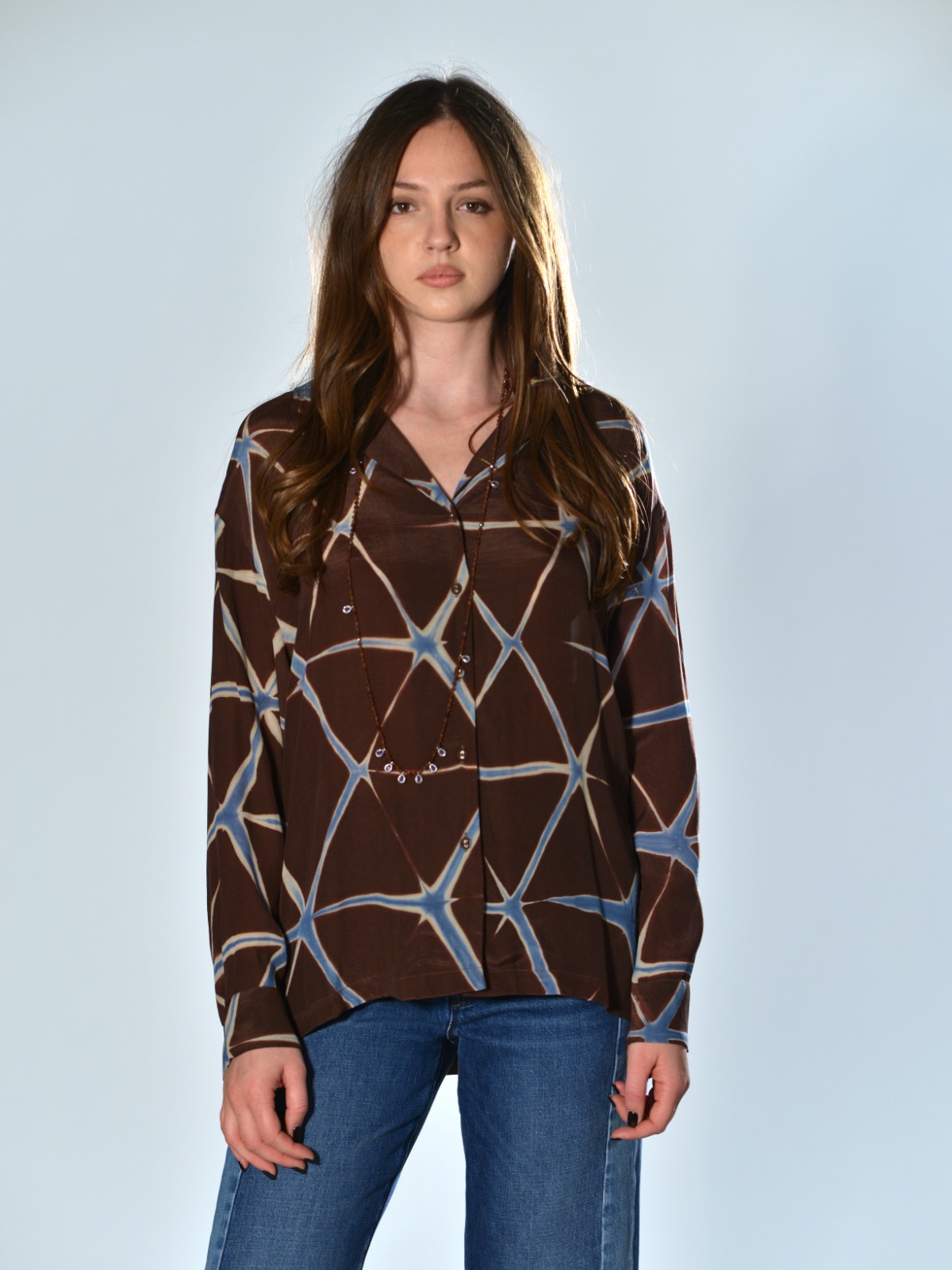 Camicia oversize Raga in cupro e viscosa marrone e azzurro, con bottoni foderati e manica lunga – capo artigianale stampato a mano