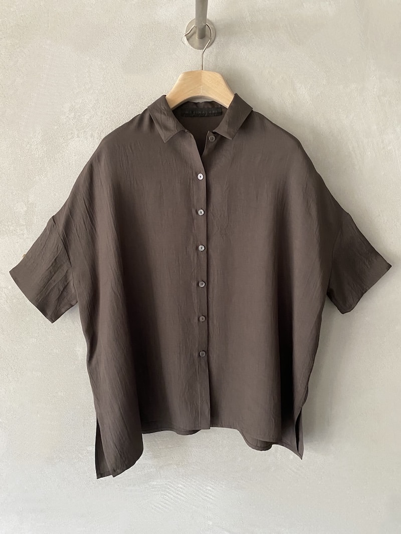 Camicia oversize Marina Lari in acetato marrone, con colletto classico, maniche corte ampie e chiusura con bottoni in madreperla