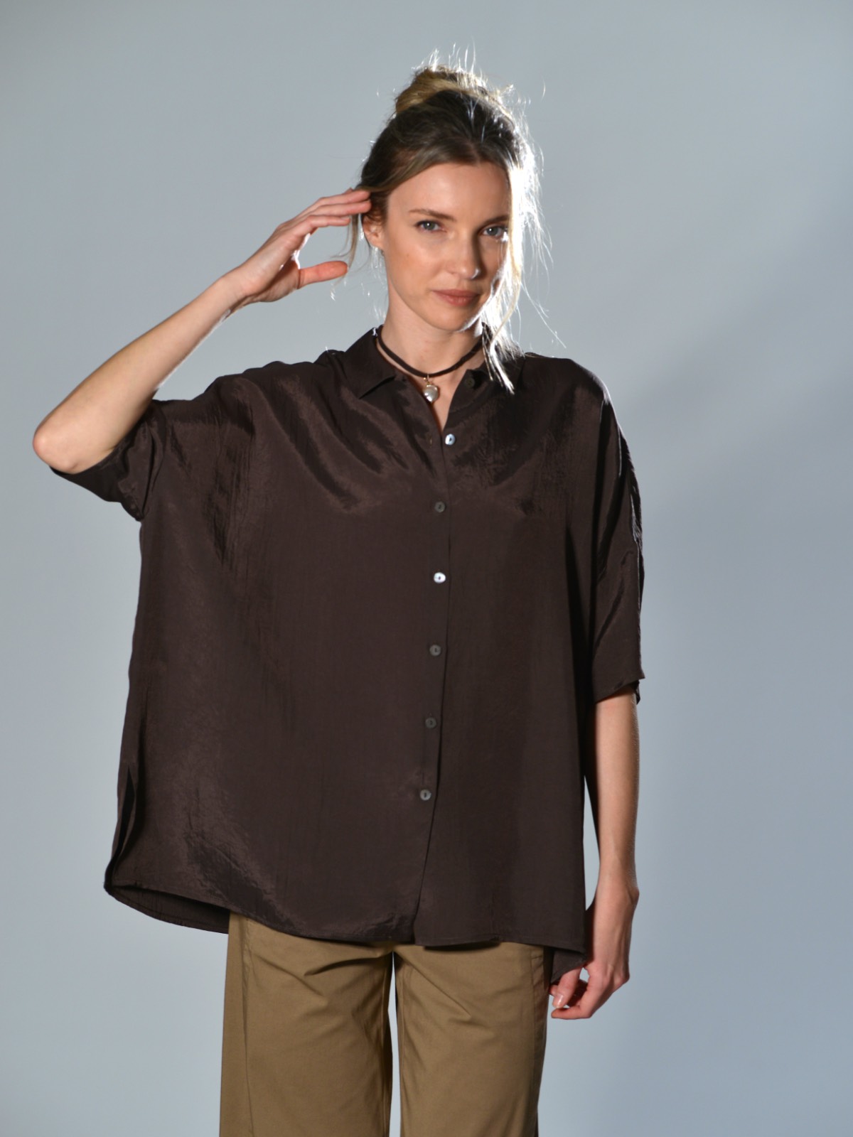 Camicia oversize Marina Lari in acetato marrone, con colletto classico, maniche corte ampie e chiusura con bottoni in madreperla