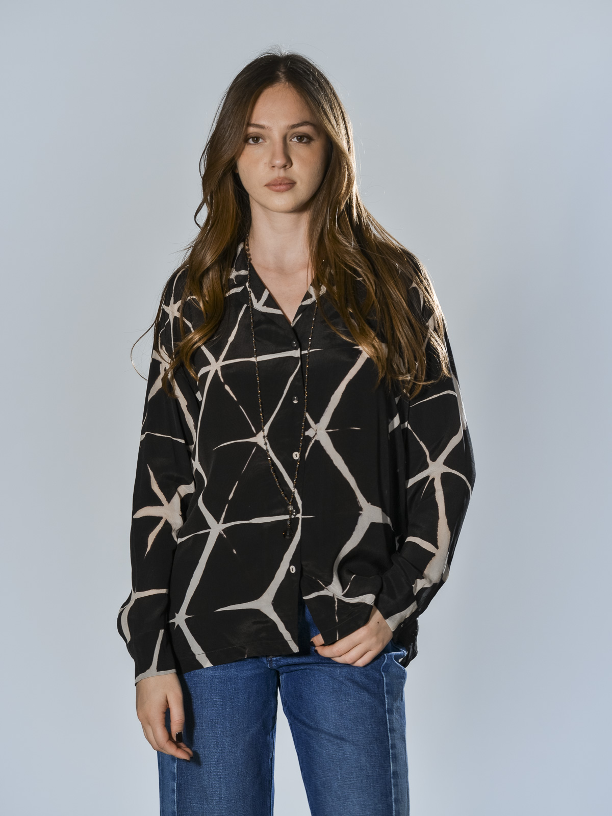 Camicia oversize Raga in cupro e viscosa nero e panna, con bottoni foderati e manica lunga – capo artigianale stampato a mano