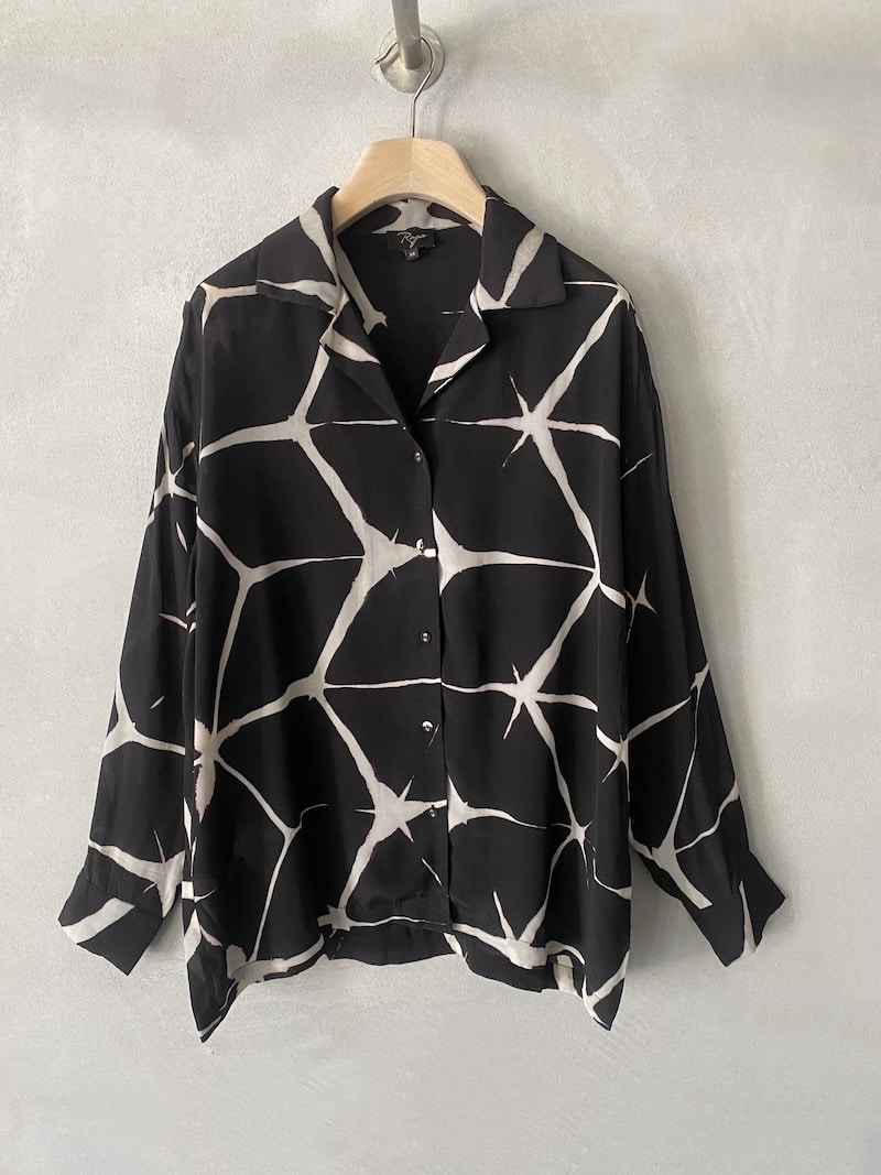 Camicia oversize Raga in cupro e viscosa nero e panna, con bottoni foderati e manica lunga – capo artigianale stampato a mano