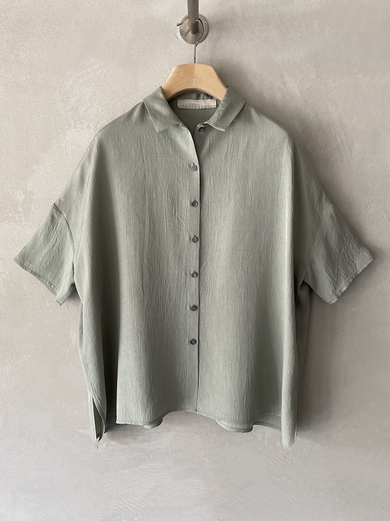 Camicia oversize Marina Lari in acetato color salvia, con colletto classico, maniche corte ampie e chiusura con bottoni in madreperla