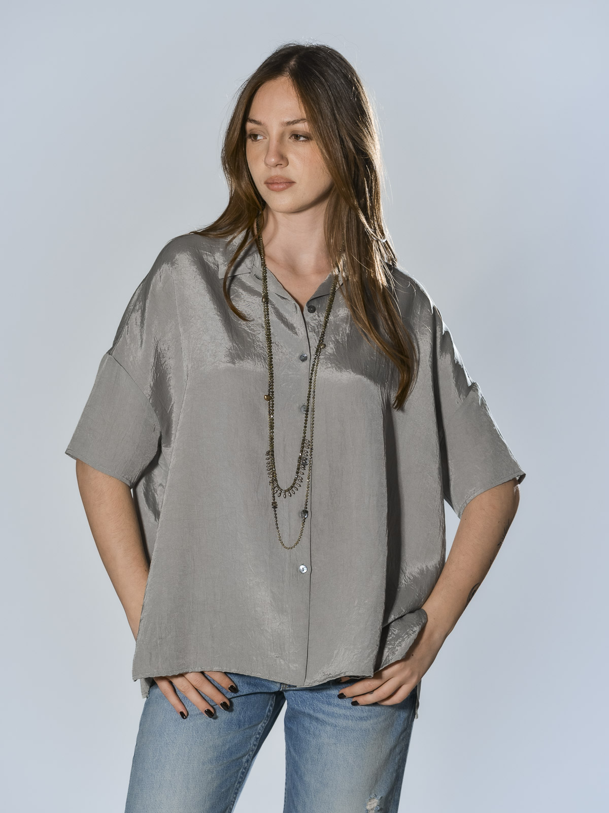 Camicia oversize Marina Lari in acetato color salvia, con colletto classico, maniche corte ampie e chiusura con bottoni in madreperla