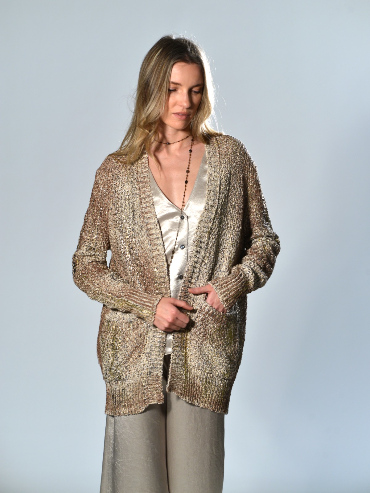 Cardigan beige Avant Toi in cotone a punto riso con lamina dorata e tasche a toppa
