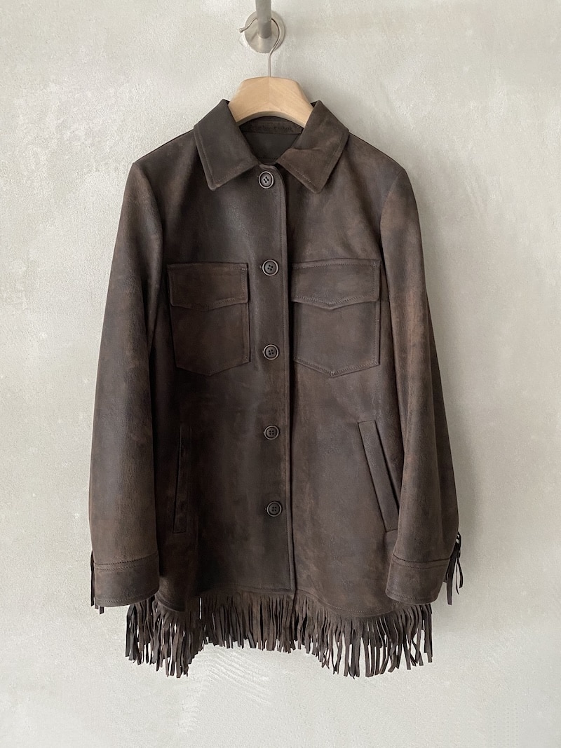 Giacca 3/4 in camoscio invecchiato Salvatore Santoro con frange decorative su spalle, maniche e orlo, chiusura a bottoni e tasche multiple – pelle artigianale