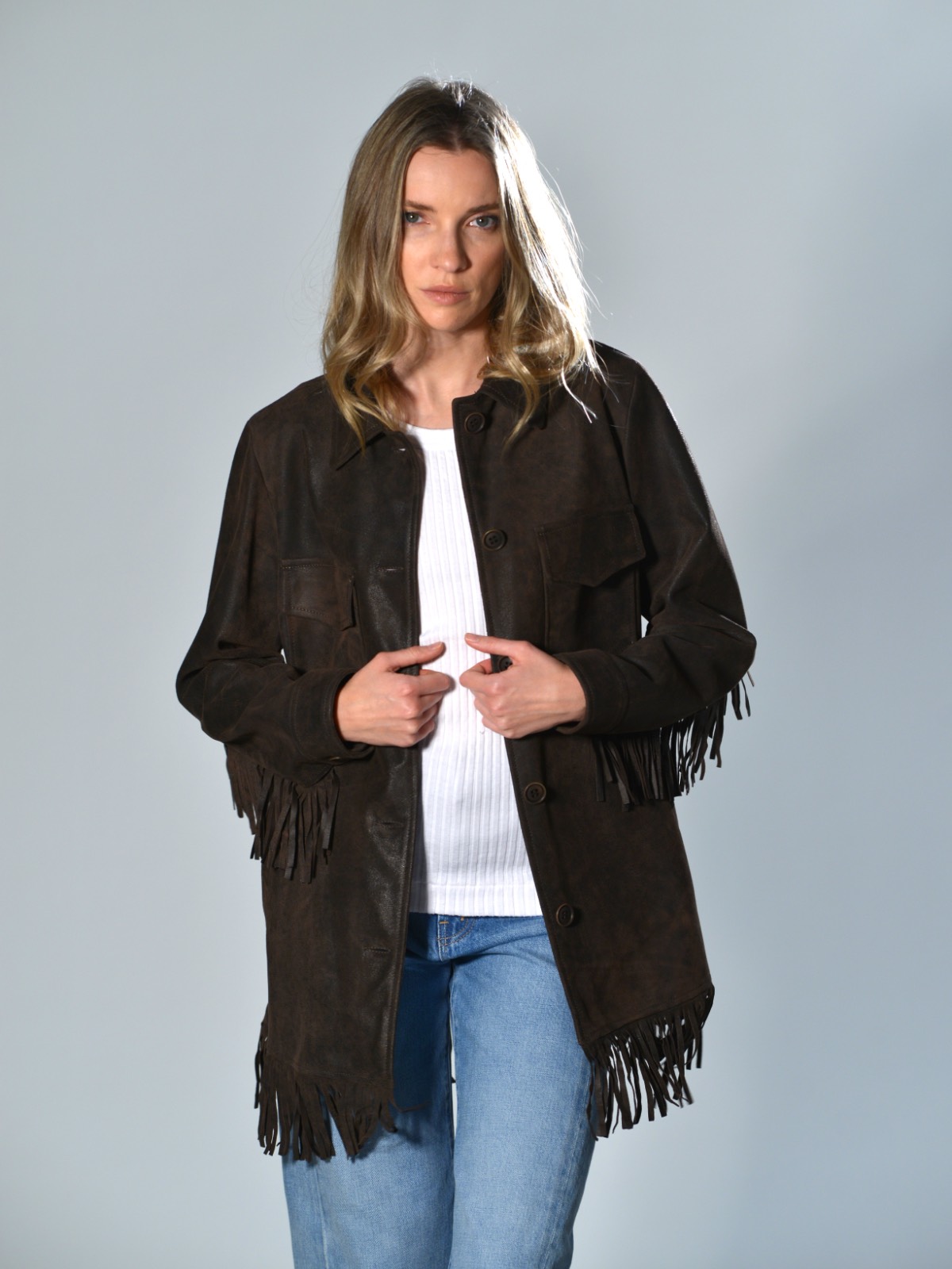 Giacca 3/4 in camoscio invecchiato Salvatore Santoro con frange decorative su spalle, maniche e orlo, chiusura a bottoni e tasche multiple – pelle artigianale