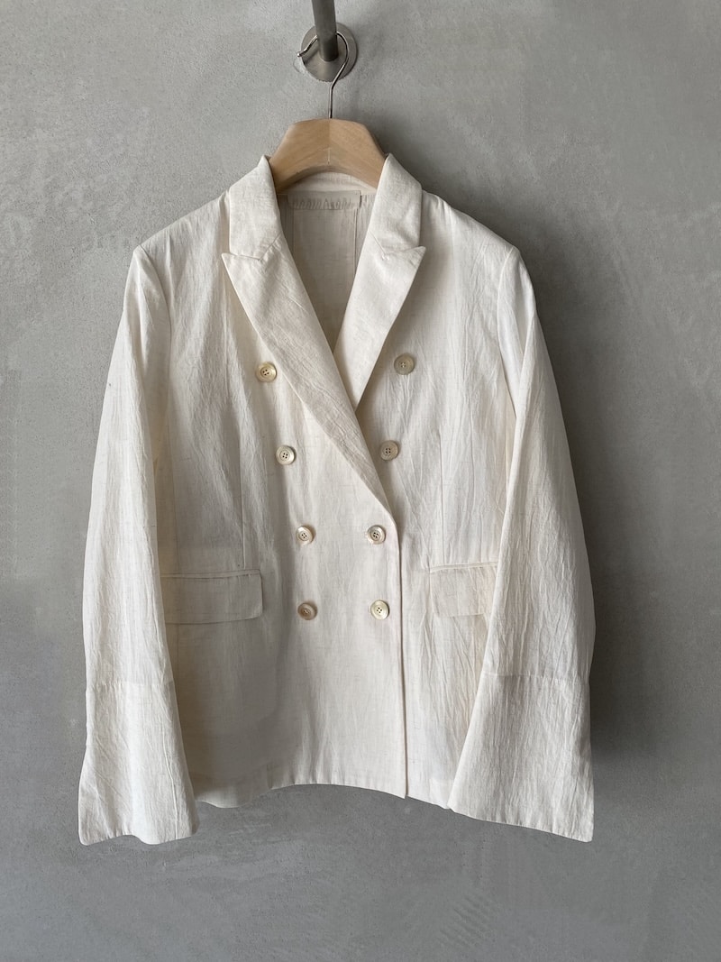 Giacca doppiopetto ecru Marina Lari in cotone e lino con bottoni in madreperla