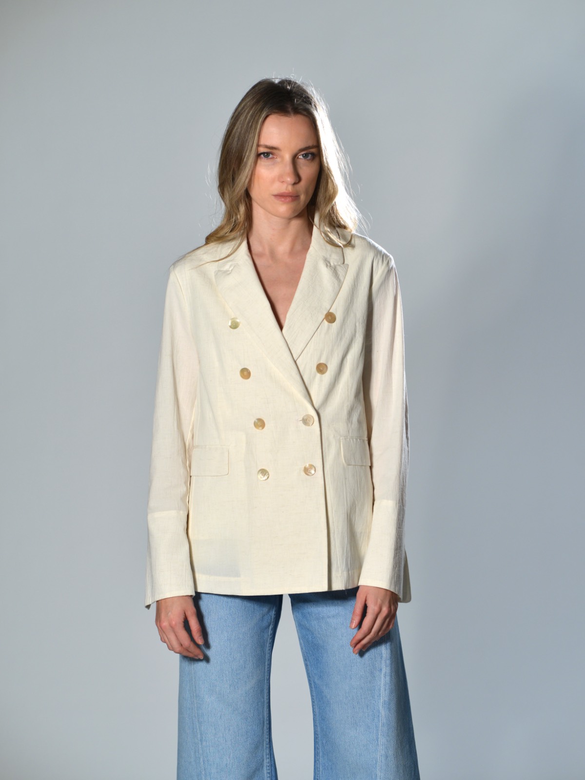 Giacca doppiopetto ecru Marina Lari in cotone e lino con bottoni in madreperla