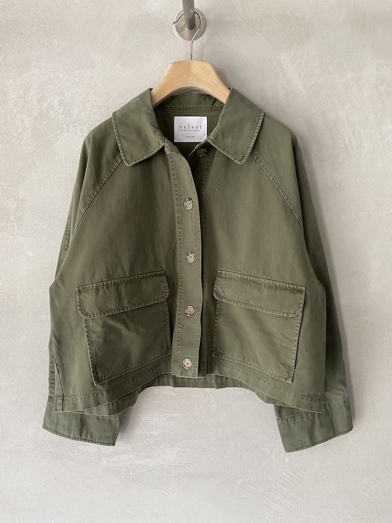 Giacca corta over Velvet in cotone army con tasche applicate e chiusura frontale con bottoni
