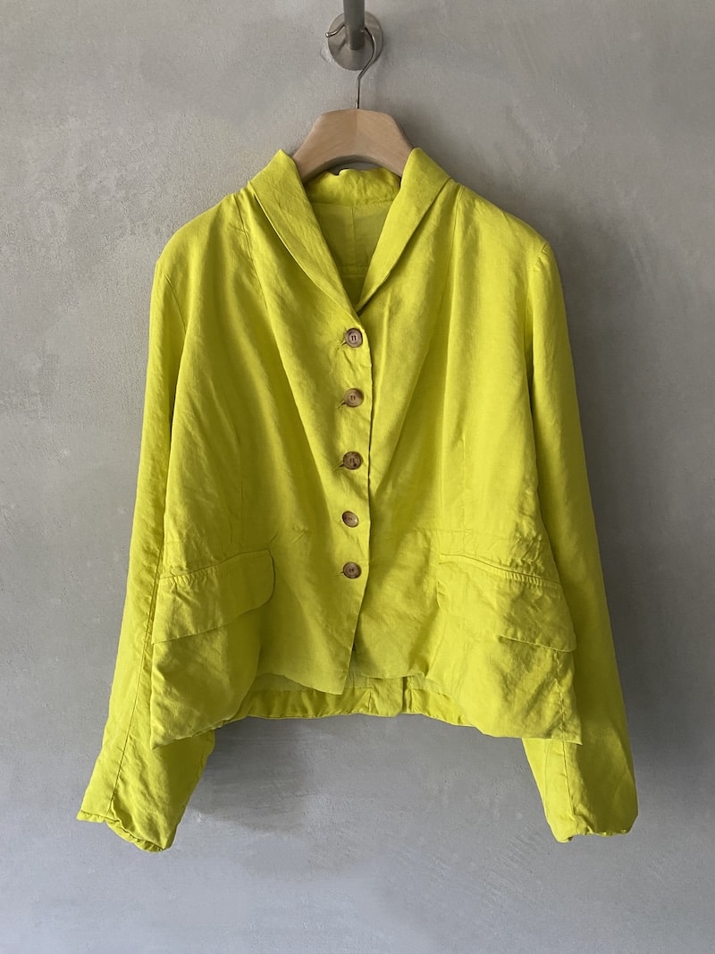 Giacca destrutturata HANNOH in lino e seta colore giallo con rever sciallato, coulisse in vita e vestibilità morbida