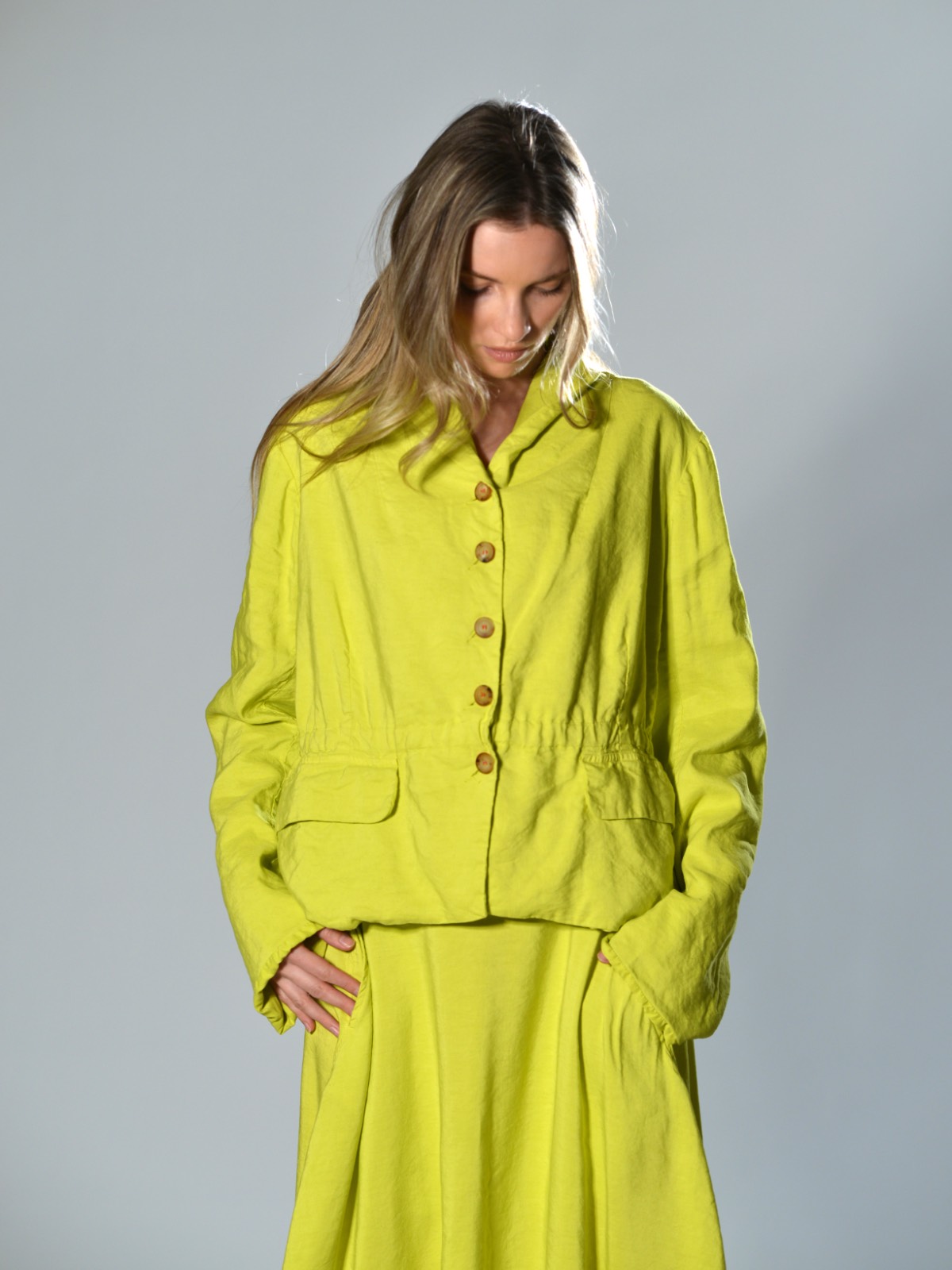 Giacca destrutturata HANNOH in lino e seta colore giallo con rever sciallato, coulisse in vita e vestibilità morbida