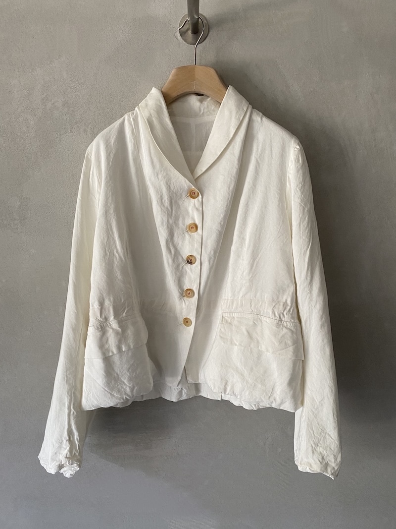 Giacca destrutturata HANNOH in lino e seta colore natural con rever sciallato, coulisse in vita e vestibilità morbida