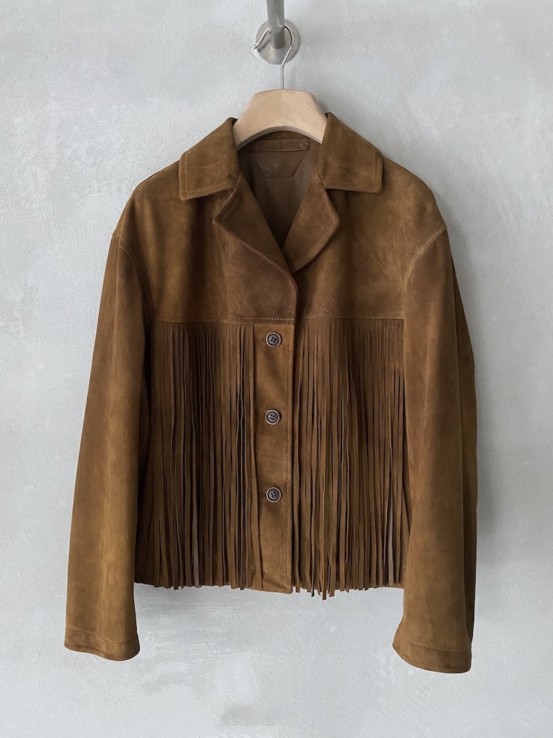 Giacca in camoscio naturale Salvatore Santoro con frange decorative davanti e dietro, chiusura a tre bottoni e tasche laterali – pelle artigianale sfoderata