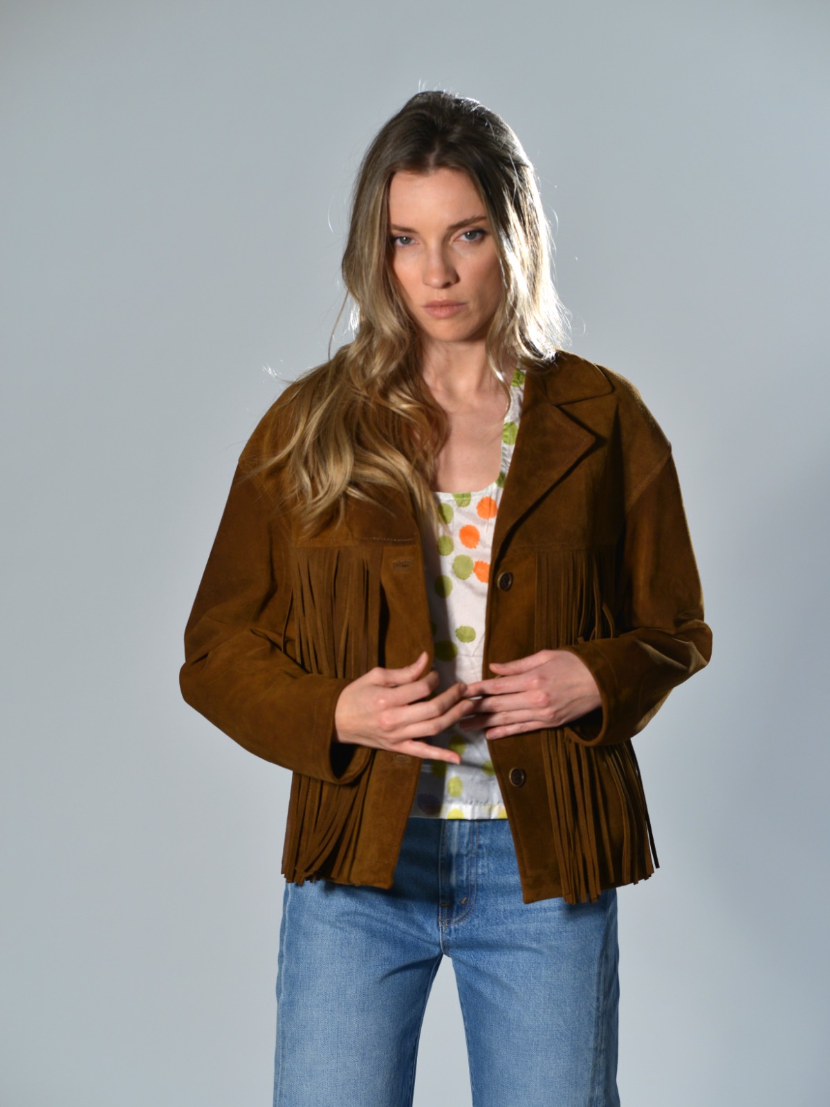 Giacca in camoscio naturale Salvatore Santoro con frange decorative davanti e dietro, chiusura a tre bottoni e tasche laterali – pelle artigianale sfoderata