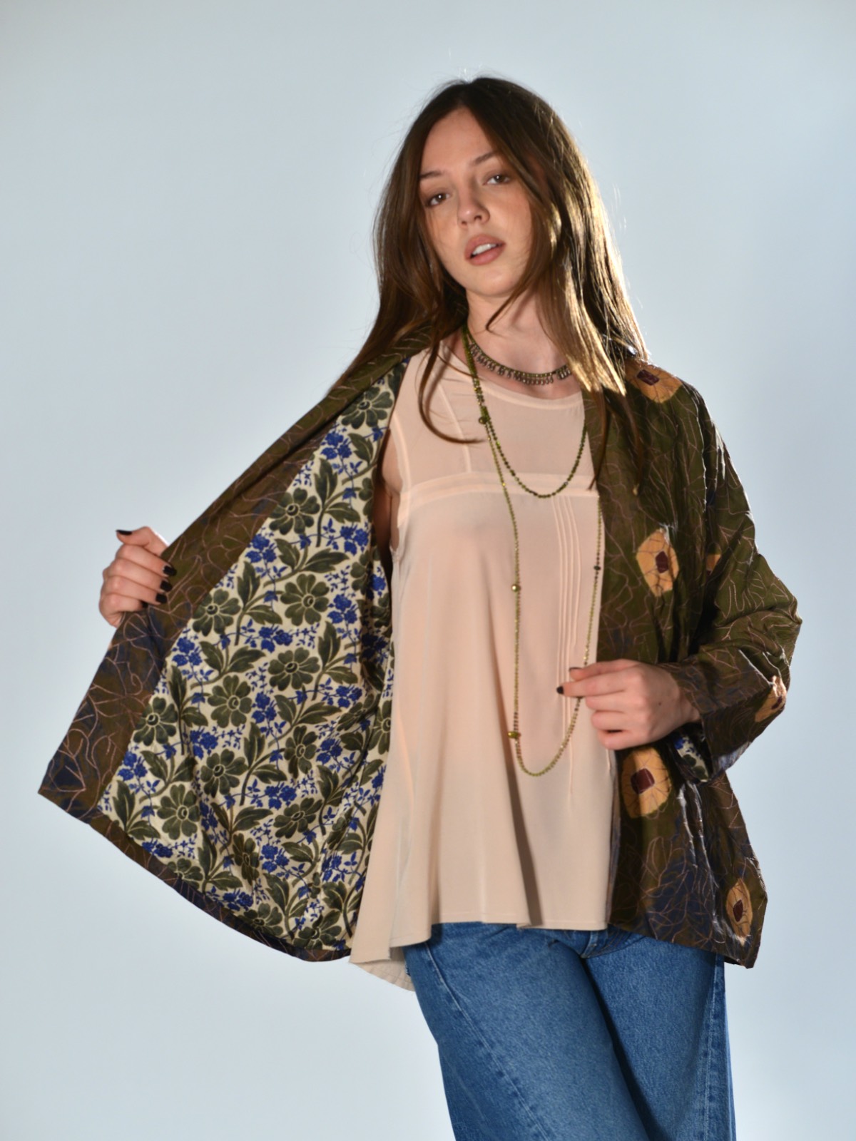 Giacca kimono Raga in viscosa ricamata color olive, foderata con stampa floreale a contrasto, collo sciallato e vestibilità oversize – capo artigianale