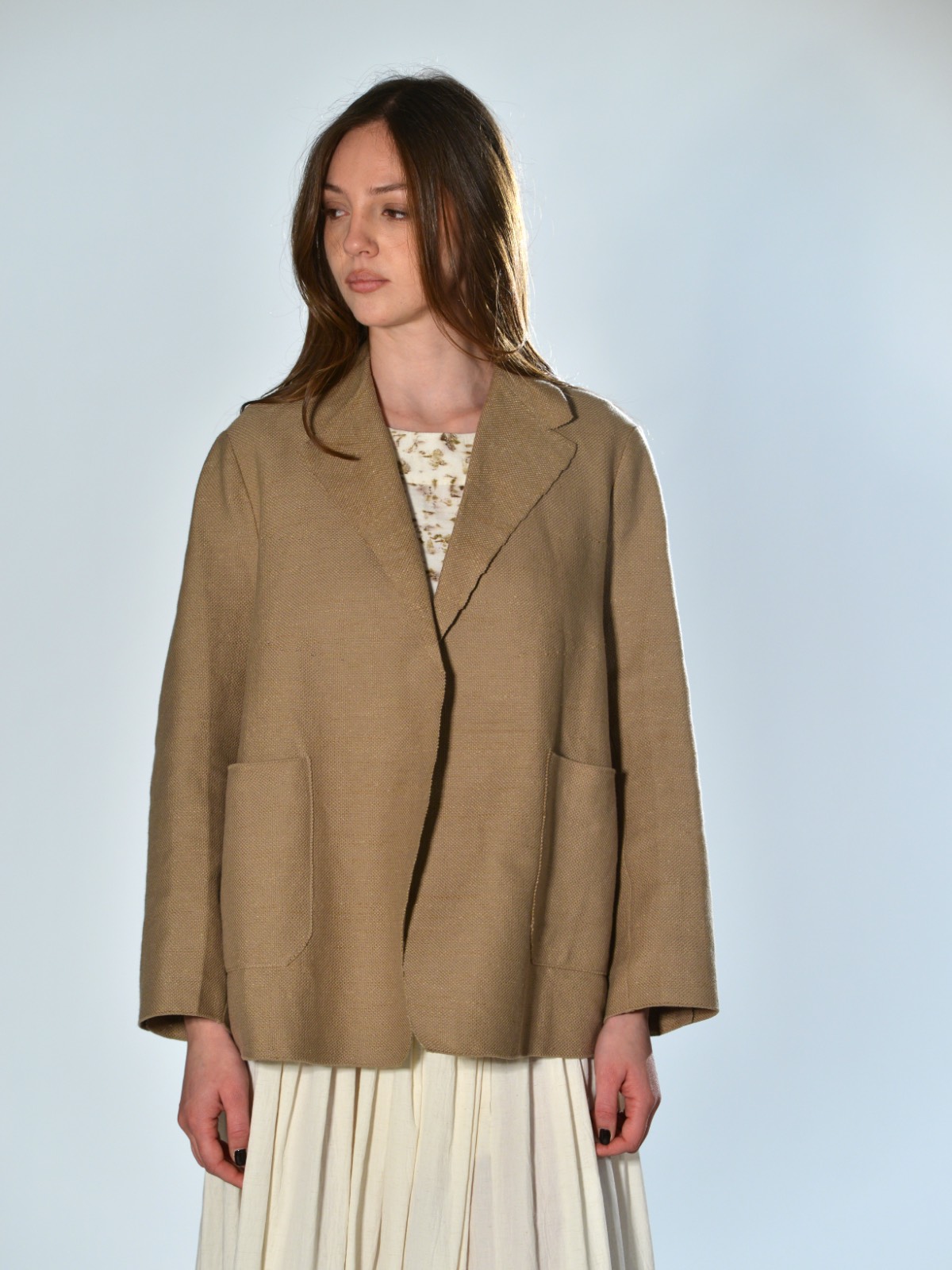 Giacca over Boboutic in maglia di cotone, lino e seta cammello con lavorazione effetto stuoia e tasche applicate