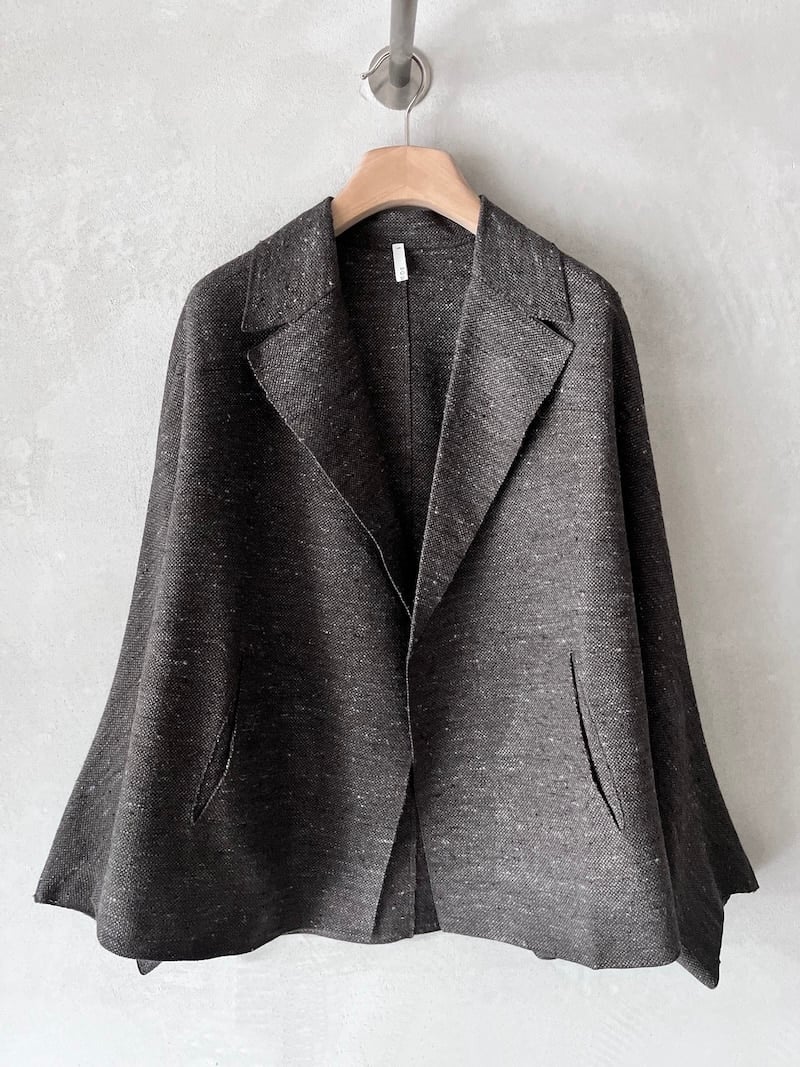 Giacca over leggera Boboutic in maglia di seta e cotone grigio con lavorazione effetto stuoia e rever ampi