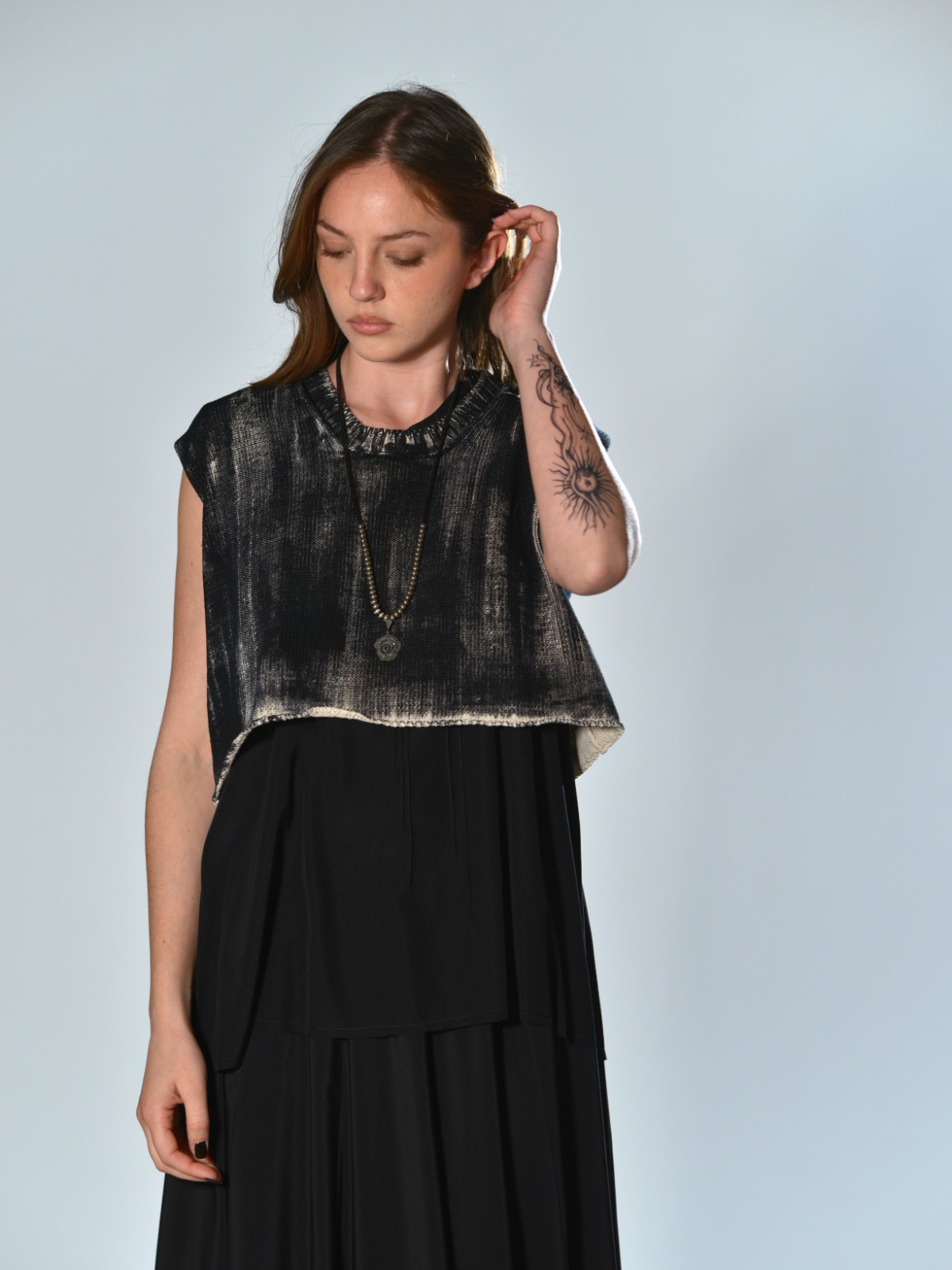 Gilet corto Serie Numerica écru e nero in cotone dipinto a mano