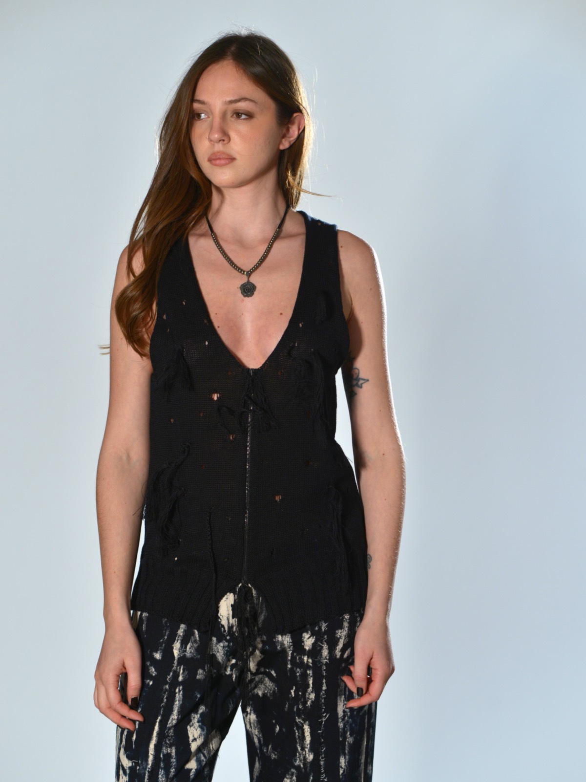 Gilet nero Serie Numerica in maglia traforata con nappine applicate a mano