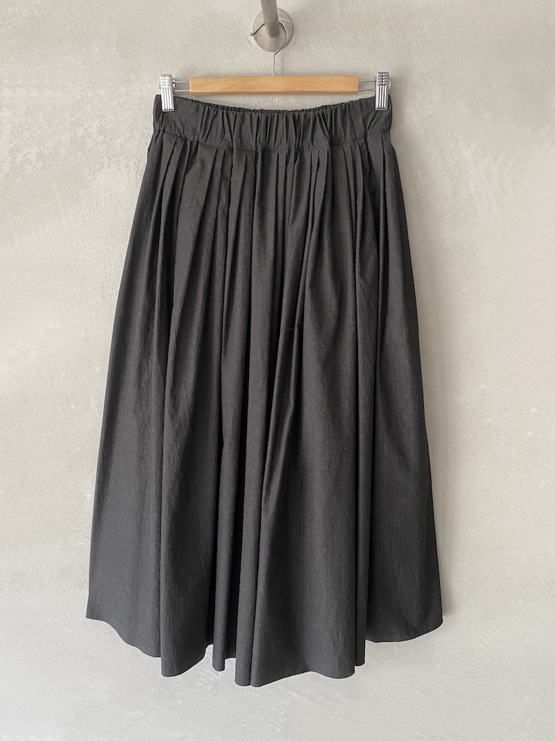 Gonna ampia grigio antracite Marina Lari in cotone e lino con pieghe piatte ed elastico in vita