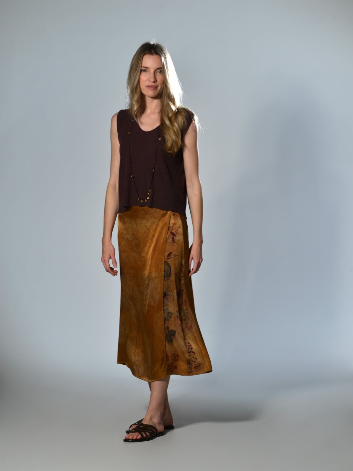 Gonna longuette a portafoglio antilope Avant Toi in raso di seta elasticizzato spruzzata a mano