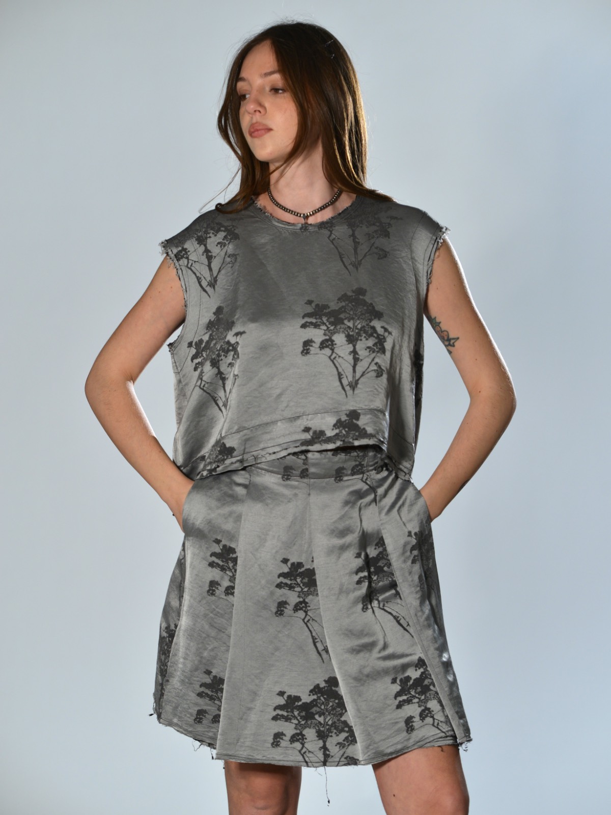 Gonna-shorts grigio in tessuto damascato floreale tono su tono