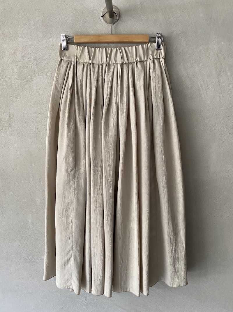 Gonna ampia Marina Lari in acetato beige, con pieghe piatte ed elastico in vita – linea fluida ed elegante