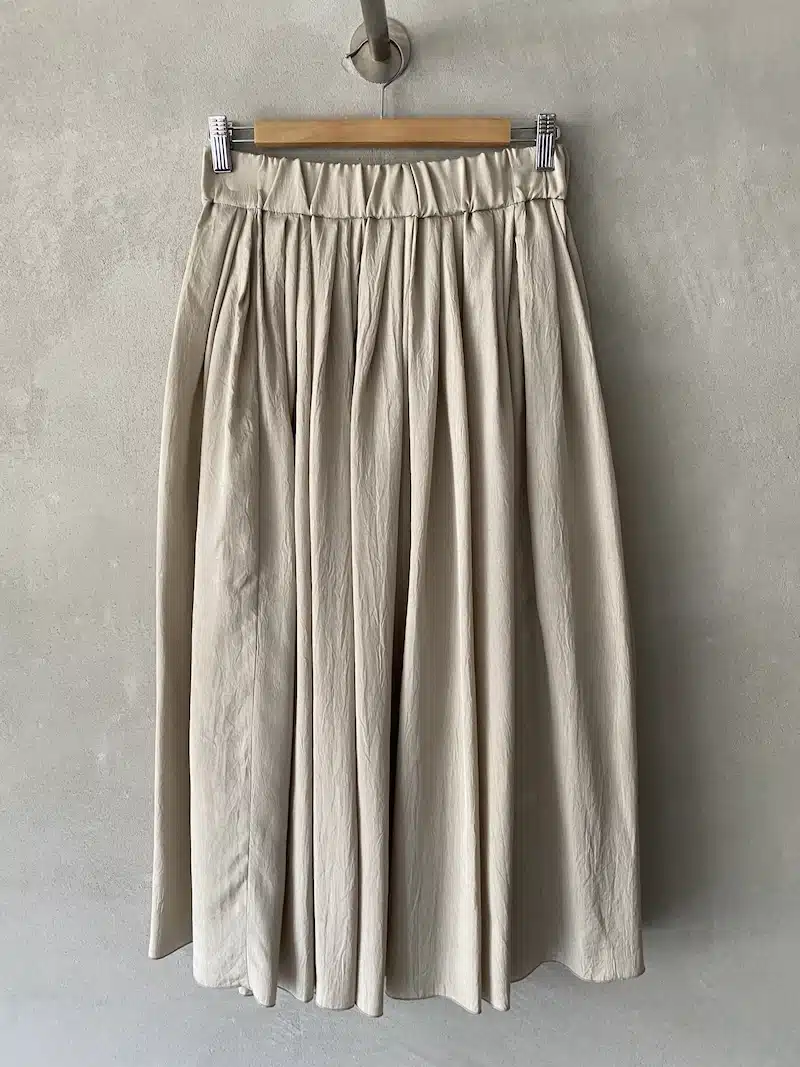 Gonna ampia Marina Lari in acetato beige, con pieghe piatte ed elastico in vita – linea fluida ed elegante