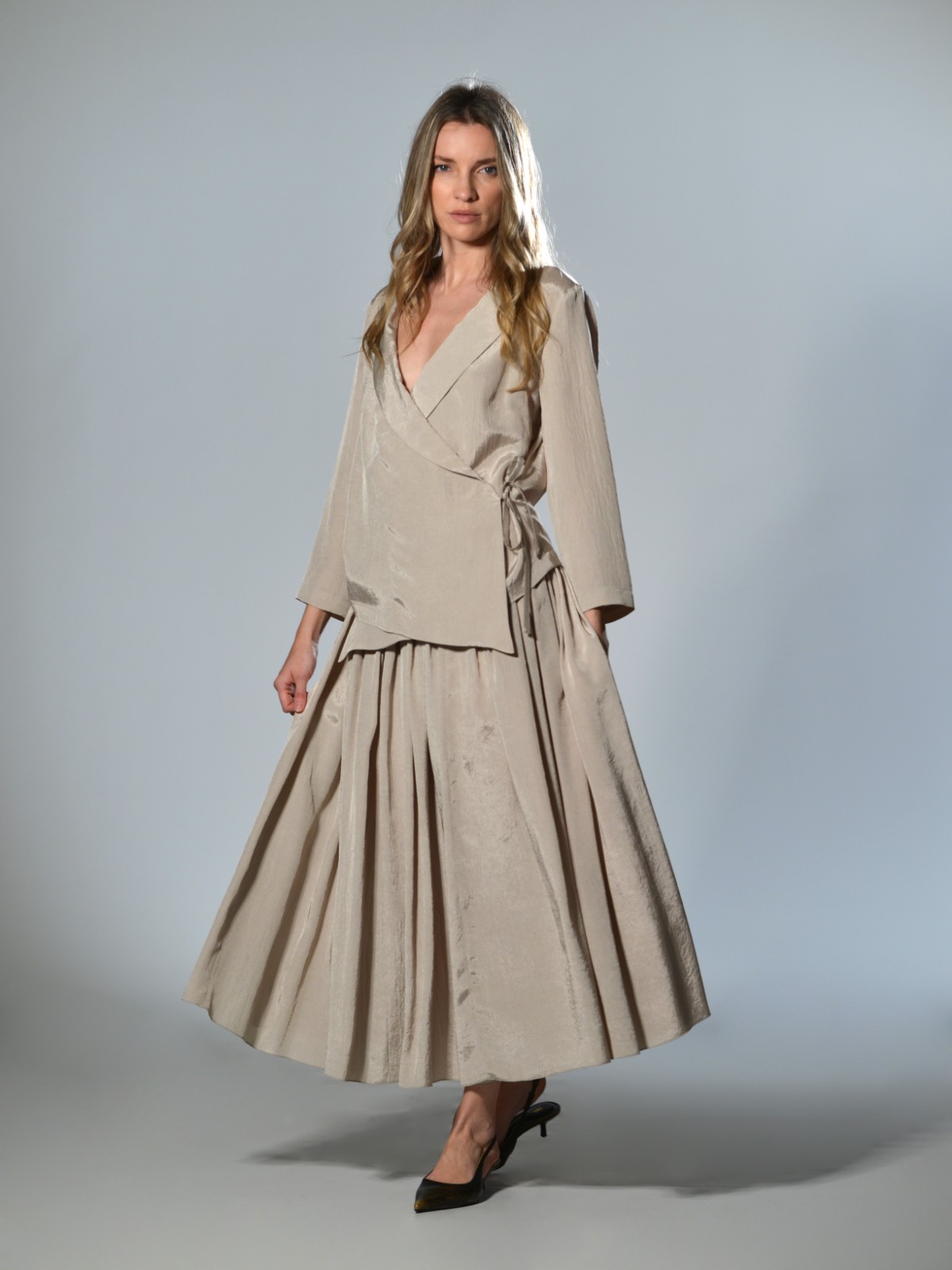 Gonna ampia Marina Lari in acetato beige, con pieghe piatte ed elastico in vita – linea fluida ed elegante