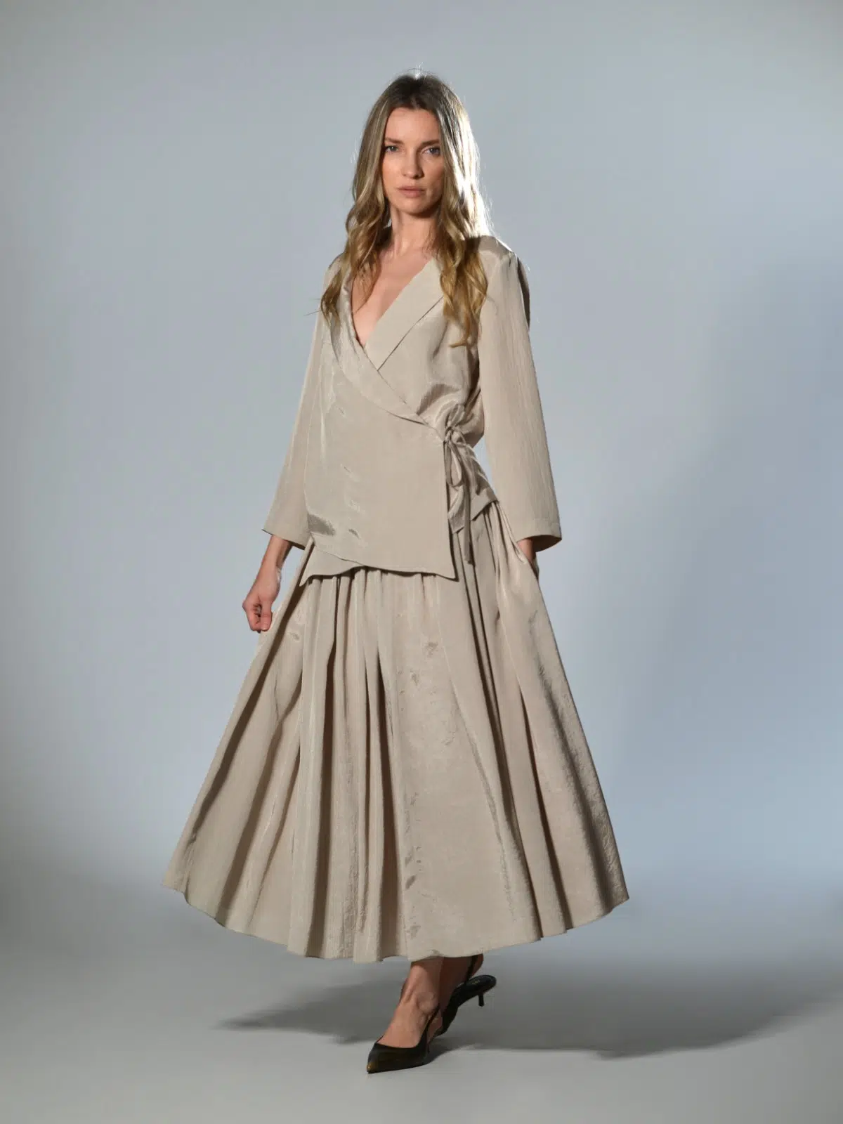 Gonna ampia Marina Lari in acetato beige, con pieghe piatte ed elastico in vita – linea fluida ed elegante