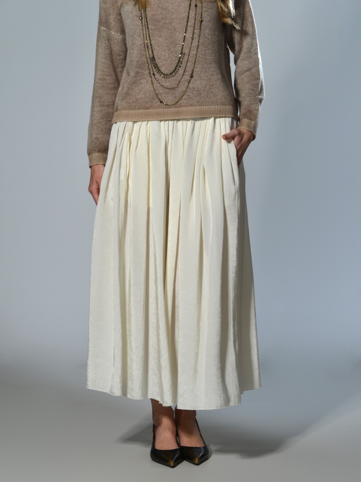 Gonna ampia Marina Lari in acetato color latte, con pieghe piatte ed elastico in vita – linea fluida ed elegante