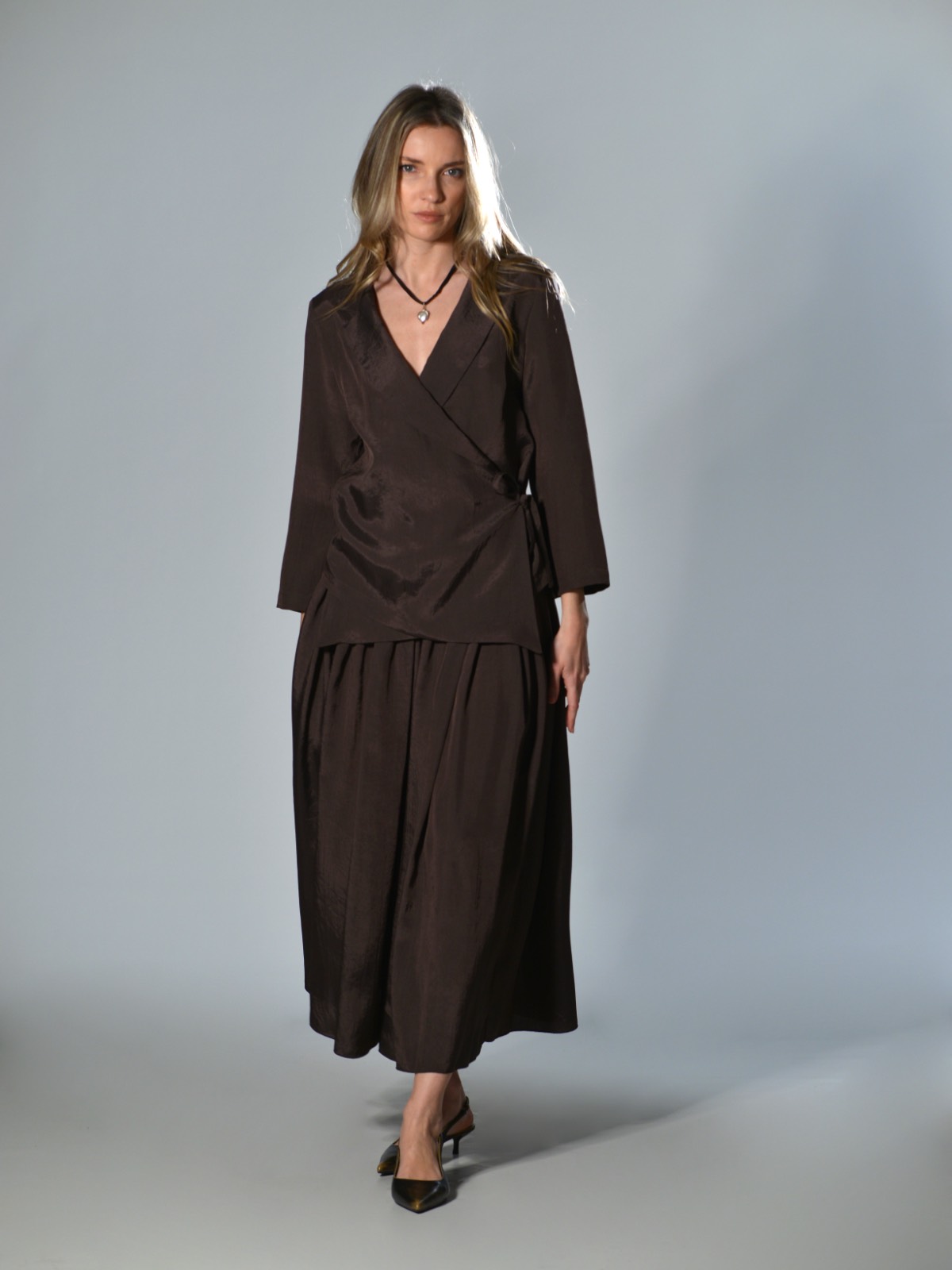 Gonna ampia Marina Lari in acetato marrone, con pieghe piatte ed elastico in vita – linea fluida ed elegante