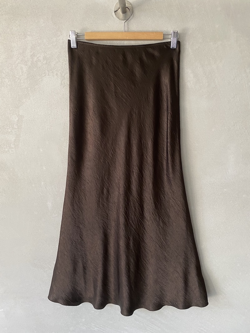 Gonna lunga marrone in acetato Marina Lari – taglio sbieco 3