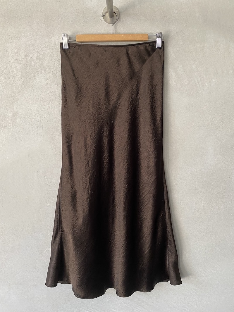 Gonna lunga Marina Lari in acetato marrone, con taglio sbieco ed elastico in vita – linea fluida ed elegante