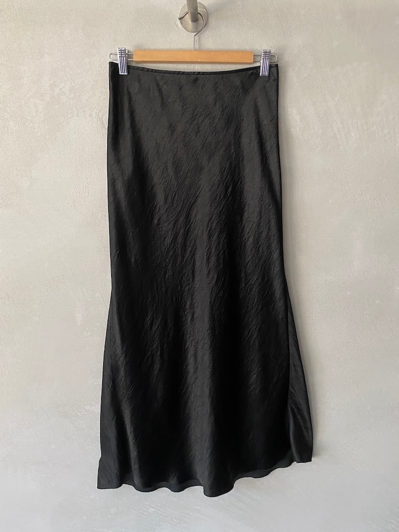 Gonna lunga Marina Lari in acetato nero, con taglio sbieco ed elastico in vita – linea fluida ed elegante