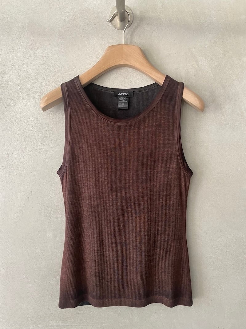 Canotta marrone Avant Toi in jersey a costine seta e viscosa spruzzata a mano