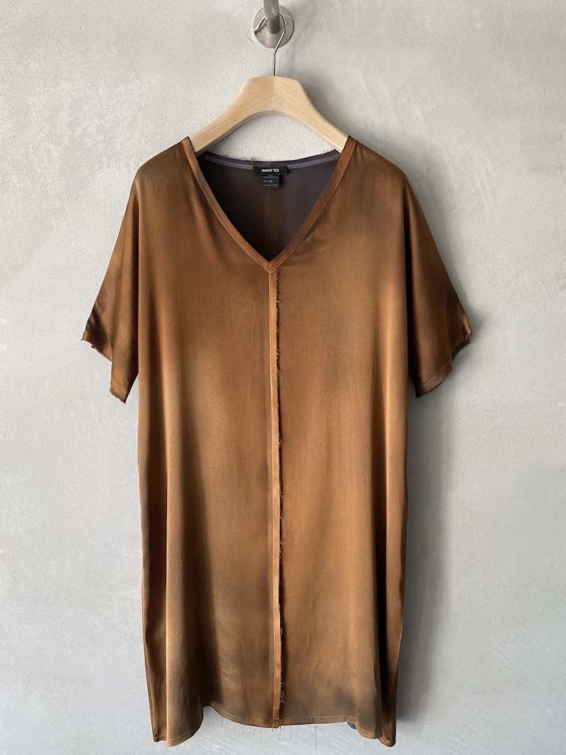 Abito in seta artigianale spruzzato a mano Avant Toi antilope con scollo a V