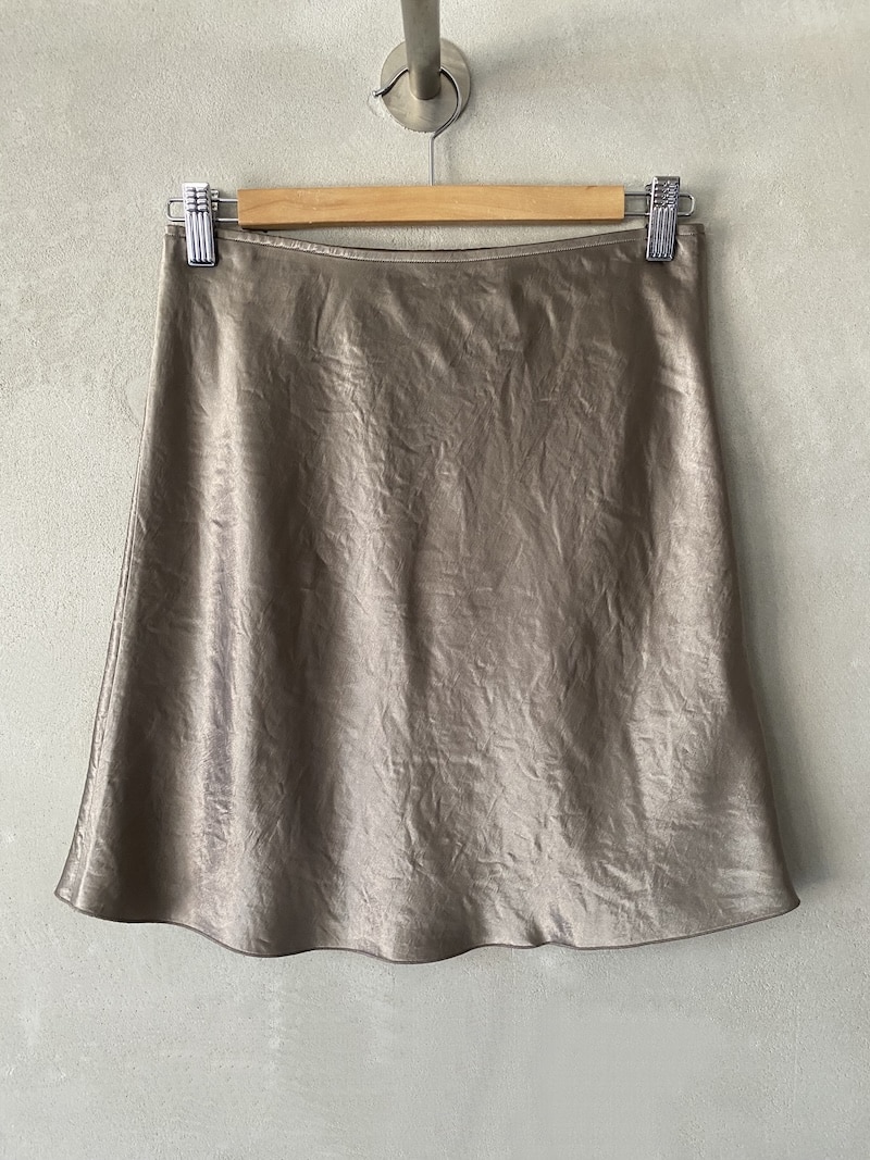 Minigonna color fango in acetato con taglio sbieco