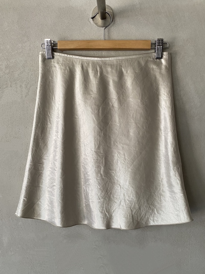 Minigonna beige in acetato con taglio sbieco