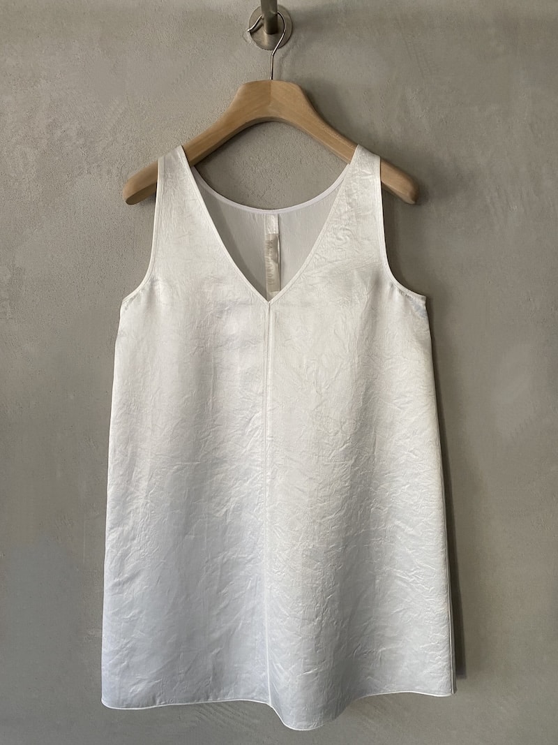 Miniabito bianco in acetato con taglio sbieco e scollo a V