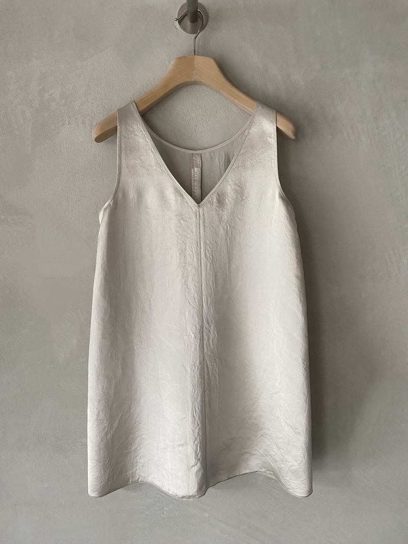 Miniabito beige in acetato con taglio sbieco e scollo a V