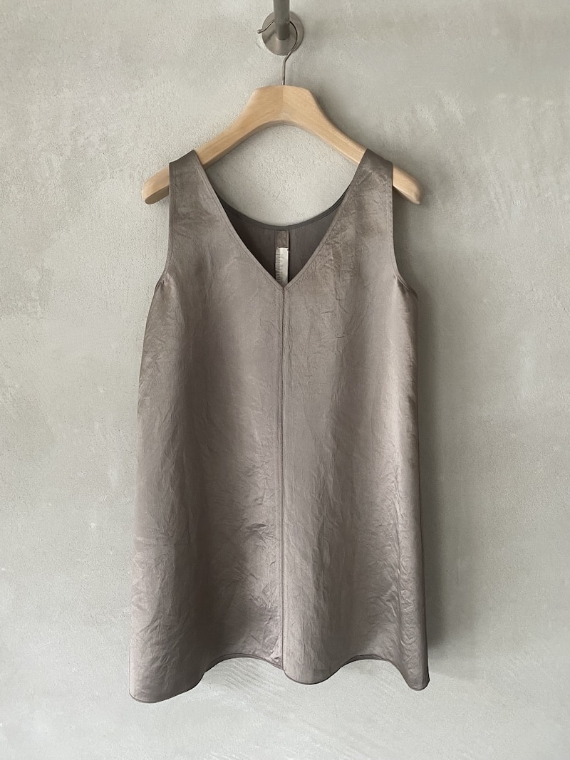 Miniabito color fango in acetato con taglio sbieco e scollo a V