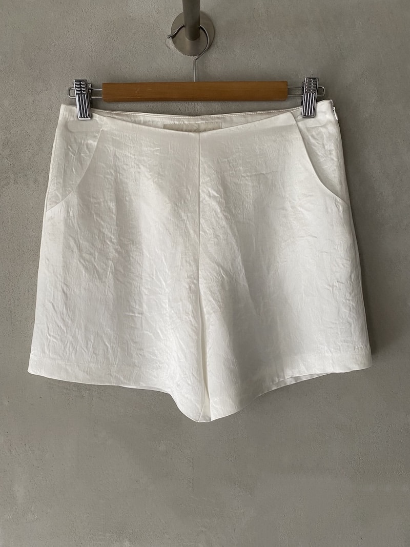 Shorts bianchi in acetato dalla linea essenziale