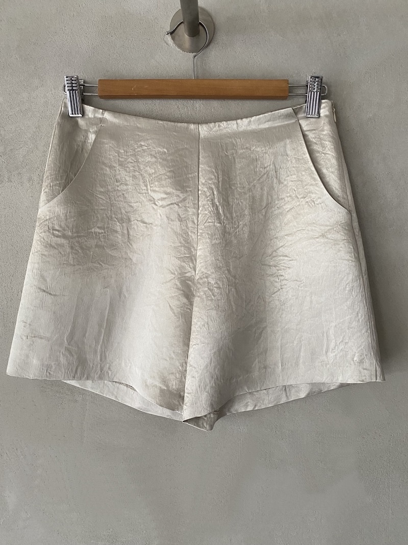 Shorts beige in acetato dalla linea essenziale