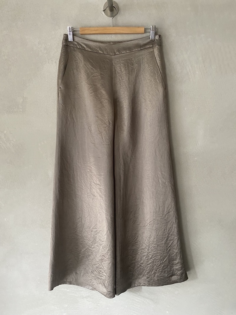 Pantaloni color fango a gamba larga in acetato