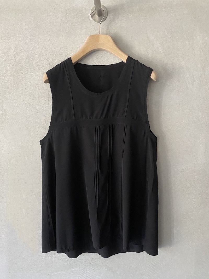 Top smanicato nero in seta con dettagli a taglio vivo