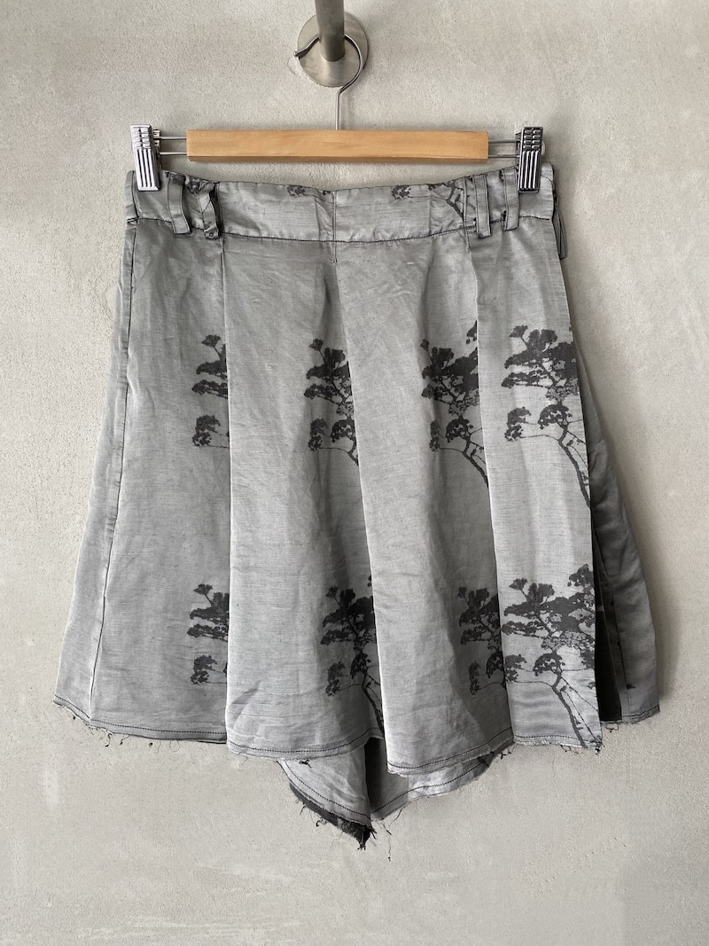 Gonna-shorts grigio in tessuto damascato floreale tono su tono