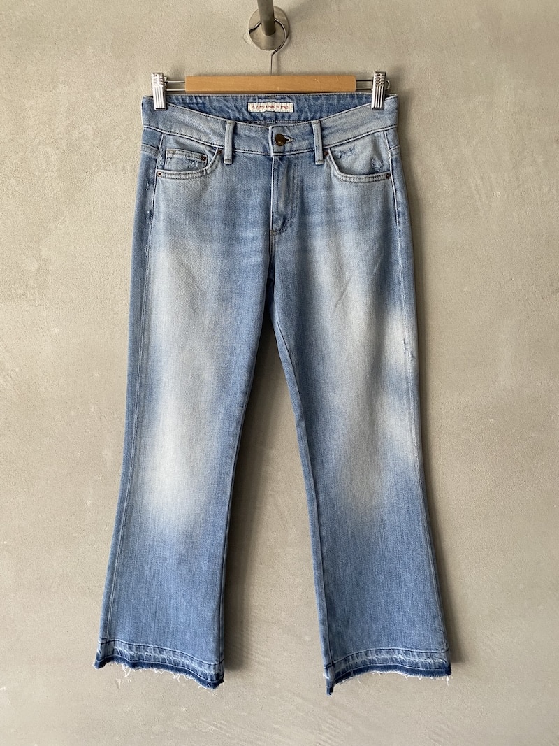 Jeans crop PS. Don't Forget Me in denim elasticizzato scolorito, modello 5 tasche con orlo sfrangiato, vita bassa e chiusura con zip